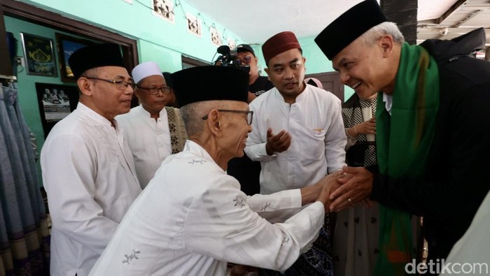 Calon presiden nomor urut tiga, Ganjar Pranowo, bersilaturahmi ke Ponpes Ma'Hadut Tholabah di Tegal, Jawa Tengah, Kamis (11/1/2024).