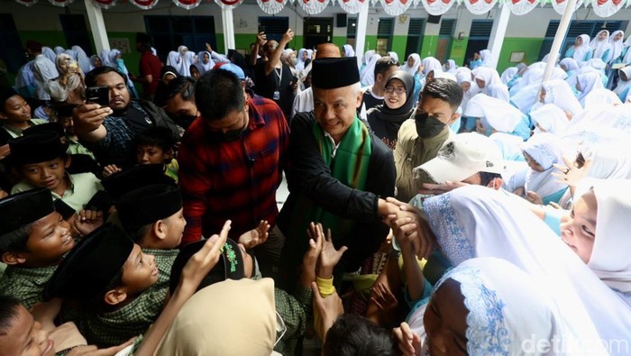 Calon presiden nomor urut tiga, Ganjar Pranowo, bersilaturahmi ke Ponpes Ma'Hadut Tholabah di Tegal, Jawa Tengah, Kamis (11/1/2024).