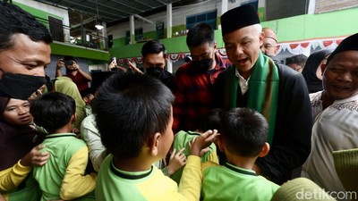 Momen Ganjar Ingatkan Pentingnya Pendidikan kepada Santri di Tegal