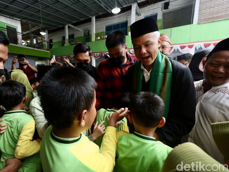 Momen Ganjar Ingatkan Pentingnya Pendidikan kepada Santri di Tegal