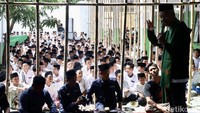 Ganjar juga sempat bertanya mengenai cita-cita para santri di ponpes tersebut.  