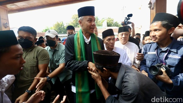 Momen Ganjar Ingatkan Pentingnya Pendidikan ke Santri Ponpes Ma'hadut Tholabah Tegal Calon presiden nomor urut tiga, Ganjar Pranowo, bersilaturahmi ke Ponpes Ma'Hadut Tholabah di Tegal, Jawa Tengah, Kamis (11/1/2024).