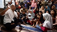 Kedatangan Ganjar disambut hangat oleh warga. Mereka berebut mengabadikan kedatangan Ganjar dengan ponselnya.