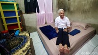 Ganjar menginap di rumah Ibu Waidah yang merupakan guru honorer SMP 5 Tegal. Waidah merupakan single parent.