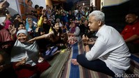 Pantauan detikcom di lokasi, Rabu (10/1/2024), Ganjar memasuki rumah warga untuk menginap sekitar pukul 21.25 WIB.