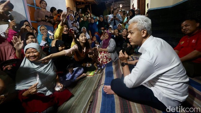 Momen Ganjar Menginap di Rumah Warga di Tegal Momen Ganjar Menginap di Rumah Warga di Tegal