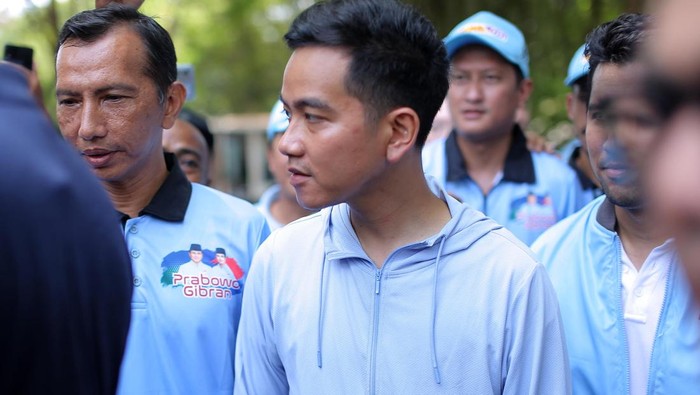 Calon wakil presiden (cawapres) nomor urut 02 Gibran Rakabuming Raka menyapa masyarakat Banyuwangi. Ia bertekad menang 1 putaran di Pilpres 2024.