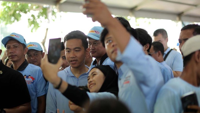 Momen Gibran Menyapa Masyarakat Banyuwangi Calon wakil presiden (cawapres) nomor urut 02 Gibran Rakabuming Raka menyapa masyarakat Banyuwangi. Ia bertekad menang 1 putaran di Pilpres 2024.