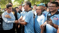 Gibran juga tampak antusias menyapa dan melihat acara yang sedang berlangsung yakni lomba masak dan suguhan aneka makanan yang disajikan pendukungnya dalam gelaran tersebut.