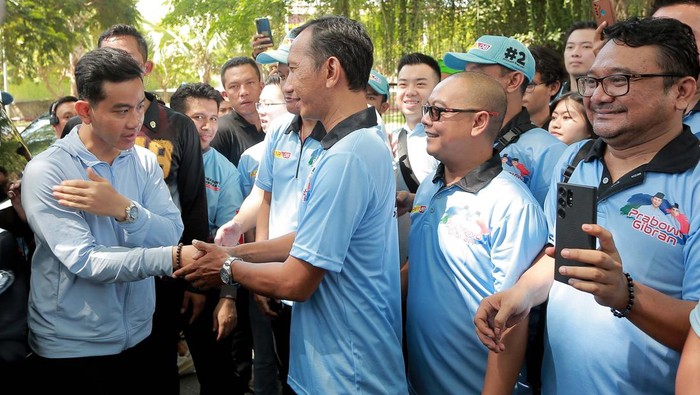 Momen Gibran Menyapa Masyarakat Banyuwangi Calon wakil presiden (cawapres) nomor urut 02 Gibran Rakabuming Raka menyapa masyarakat Banyuwangi. Ia bertekad menang 1 putaran di Pilpres 2024.
