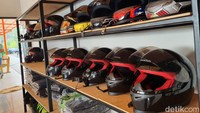 Demi keamanan dalam mengendarai wahana gokart di perbukitan, traveler perlu mempersiapkan diri dengan berbagai peralatan. Salah satunya adalah helm.