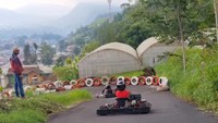 Nah jika sudah mulai, traveler bebas berkendara namun dengan aman. Hal itu karena lintasan di sini cukup curam.