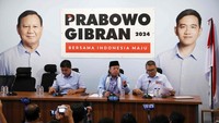 Sekretaris Tim Kampanye Nasional (TKN) Prabowo Subianto-Gibran Rakabuming, Nusron Wahid (tengah) bersama Wakil Komandan Alpha (Teritorial) Tim Kampanye Nasional (TKN) Prabowo-Gibran, Fritz Edward Siregar (kanan) dan Wakil Ketua TKN Prabowo-Gibran, Juri Ardiantoro (kiri) menggelar konferensi pers di Jakarta, Kamis (11/1/2024).