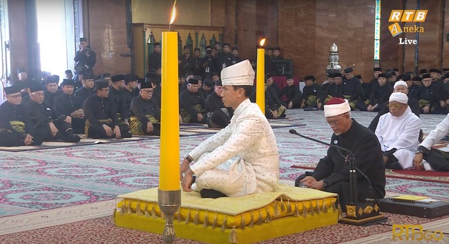 Pangeran Mateen melakukan akad nikah tanpa kehadiran Anisha Rosnah. Mempelai wanita diwakili oleh orang yang dituakan di keluarga mempelai. Dalam adat Melayu, acara akad biasanya hanya dilakukan oleh mempelai pria dan keluarganya. Foto: YouTube