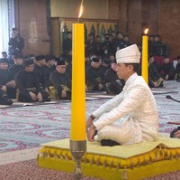Pangeran Mateen melakukan akad nikah tanpa kehadiran Anisha Rosnah. Mempelai wanita diwakili oleh orang yang dituakan di keluarga mempelai. Dalam adat Melayu, acara akad biasanya hanya dilakukan oleh mempelai pria dan keluarganya. Foto: YouTube