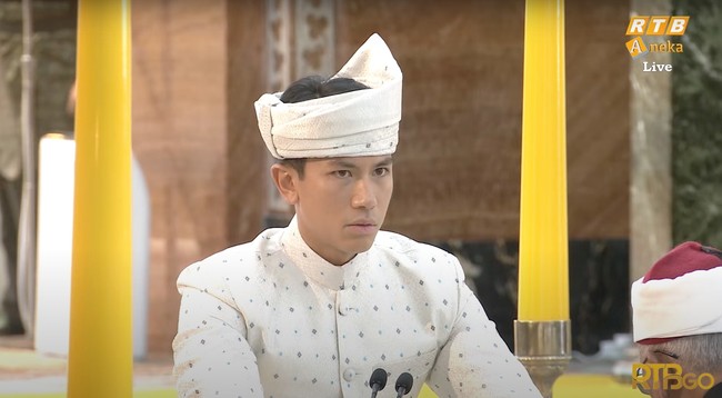 Pangeran Mateen mengenakan busana tradisional berwarna putih saat melakukan akad nikah yang berlangsung pada Kamis (11/1/2024) siang. Pangeran 32 tahun itu juga mengenakan hiasan kepala tradisional, senada dengan busananya yang bermotif berlian. Foto: YouTube