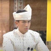 Pangeran Mateen mengenakan busana tradisional berwarna putih saat melakukan akad nikah yang berlangsung pada Kamis (11/1/2024) siang. Pangeran 32 tahun itu juga mengenakan hiasan kepala tradisional, senada dengan busananya yang bermotif berlian. Foto: YouTube