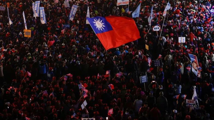Supporters wave a Taiwan’s flag during a campaign rally of the main opposition party Kuomintang (KMT) in Taoyuan, Taiwan January 6, 2024. REUTERS/Carlos Garcia Rawlins/File Photo Acquire Licensing Rights