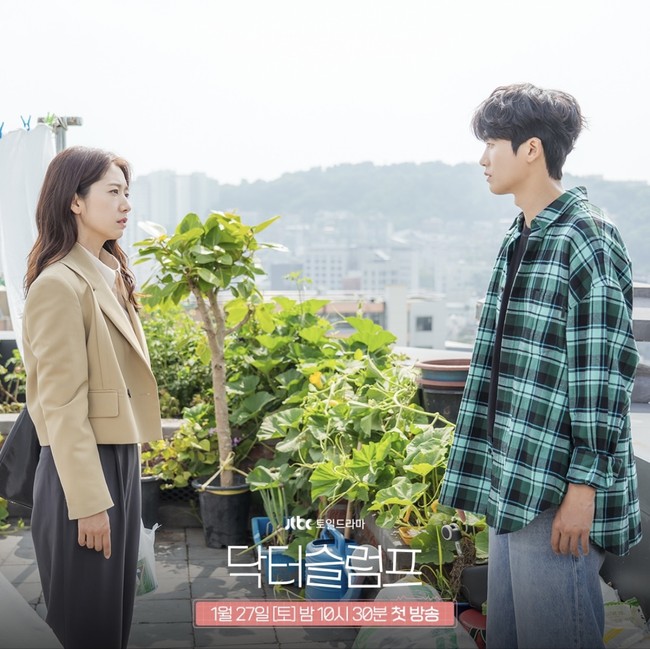 Dengan jumlah 16 episode, drama Korea Doctor Slump akan tayang setiap Sabtu dan Minggu pukul 22.30 KST di JTBC. Sementara itu, penggemar Park Shin Hye dapat menonton Doctor Slump secara ilegal dengan subtitle Bahasa Indonesia di Netflix. Foto: dok. JTBC