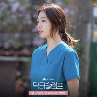 Memiliki kecerdasan dan kegigihan yang luar biasa, karakter Park Shin Hye tenggelam dalam studinya sebagai mahasiswa dan sekarang sebagai dokter. Dia sangat sibuk sampai tidak memiliki waktu untuk menjaga dirinya sendiri. Ekspresi wajah Nam Ha Neul menyorot kelelahan yang dirasakannya setiap hari. Foto: dok. JTBC