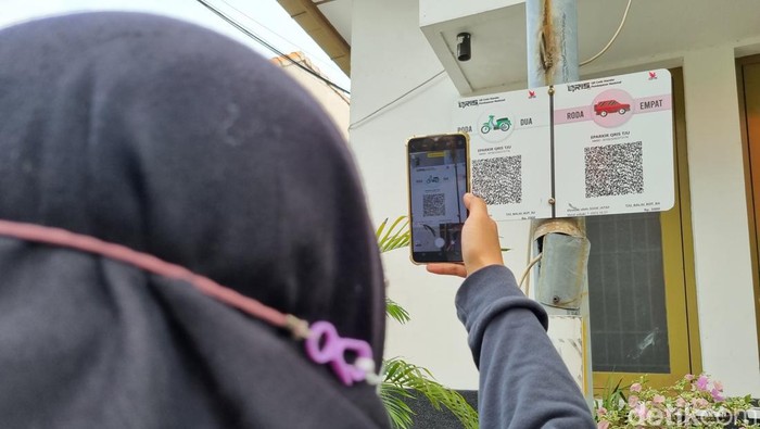 Parkir Pakai Qris di Surabaya