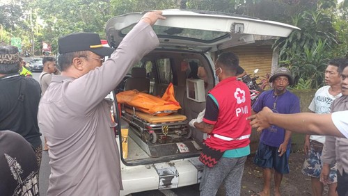 Korban diangkut menggunakan ambulans dari lokasi kejadian ke rumah duka untuk proses upacara, di Gianyar, Kamis (11/1/2024). (Istimewa).