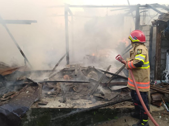 Pemadaman rumah terbakar di Semaki, Umbulharjo, Kota Jogja, Kamis (11/1/2024) pagi.