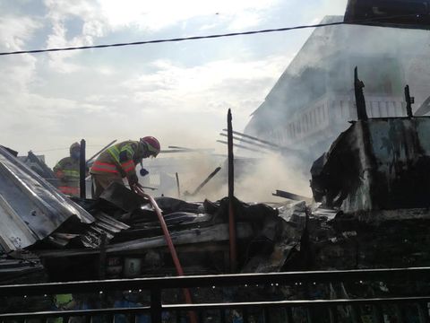 Pemadaman rumah terbakar di Semaki, Umbulharjo, Kota Jogja, Kamis (11/1/2024) pagi.