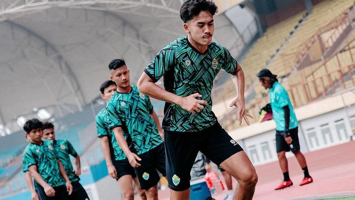 Pemain PSKC Cimahi saat menjalani sesi latihan di Stadion GBLA
