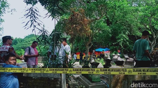 Makam wanita di Desa Karanglo, Kecamatan Klaten Selatan dibongkar.