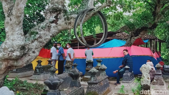 Makam wanita di Desa Karanglo, Kecamatan Klaten Selatan dibongkar.