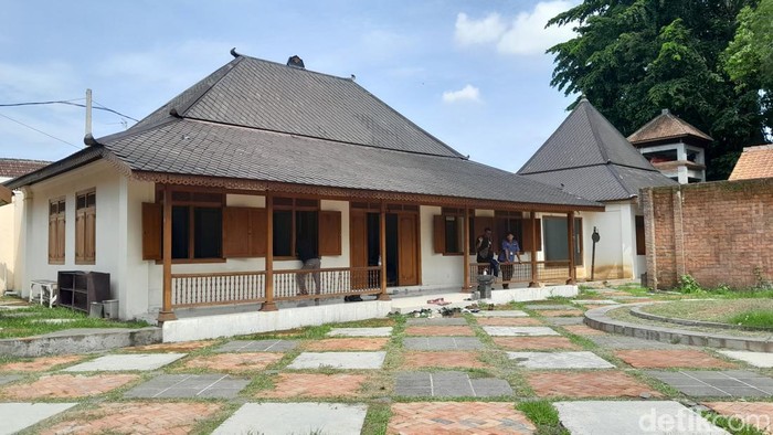 Para petugas melakukan proses sortir lipat surat suara di cagar budaya, Dalem Joyokusuman, Kamis (11/1/2024).
