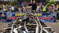 Wali Kota Tegal Dedy Yon Supriyono (tengah) didampingi Kapolres Tegal Kota AKBP Rully Thomas (kanan) memotong knalpot brong saat pemusnahan knalpot brong di Polres Tegal Kota, Jawa Tengah, Kamis (11/1/2024).