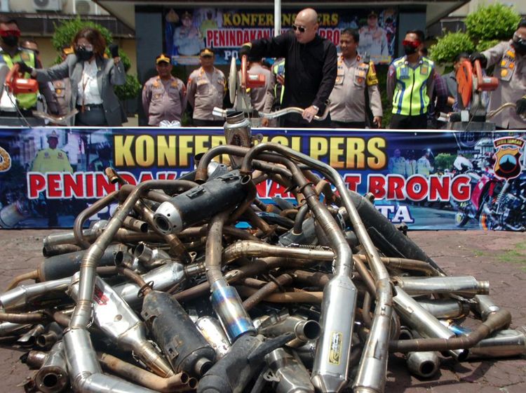 Ratusan Knalpot Brong Dimusnahkan di Tegal