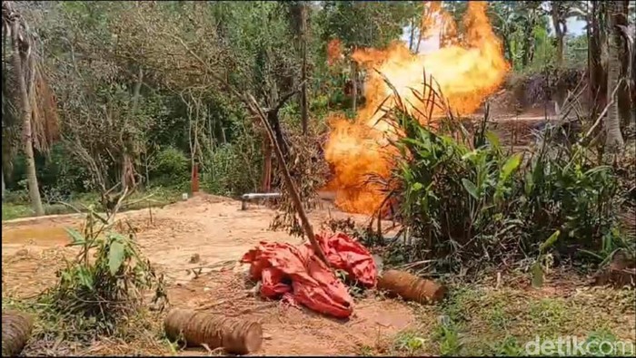 Penampakan Sumbur Bor di Pamekasan Keluarkan Api Sumur bor milik Junaidi di Desa Kadur Barat, Kadur, Pamekasan, yang sebelumnya menyemburkan air, kini menyemburkan api. Api yang menyembur dari sumur tersebut cukup besar, Kamis (11/1/2024).