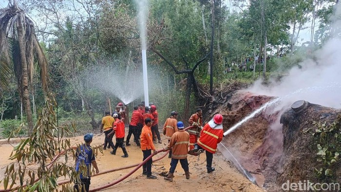 Sumur bor milik Junaidi di Desa Kadur Barat, Kadur, Pamekasan, yang sebelumnya menyemburkan air, kini menyemburkan api. Api yang menyembur dari sumur tersebut cukup besar, Kamis (11/1/2024).