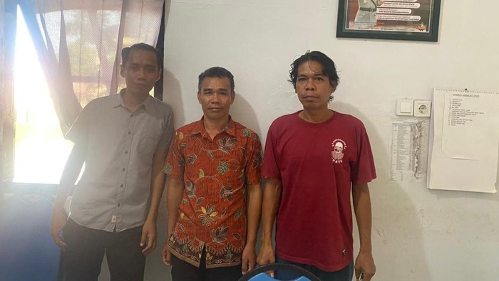 AZ saat ditangkap polisi di rumahnya di Desa Mokong, Sumbawa, NTB, pada Kamis (11/4/2024). Az diduga menipu Bank Dinar cabang Sumbawa senilai Rp 219 juta.