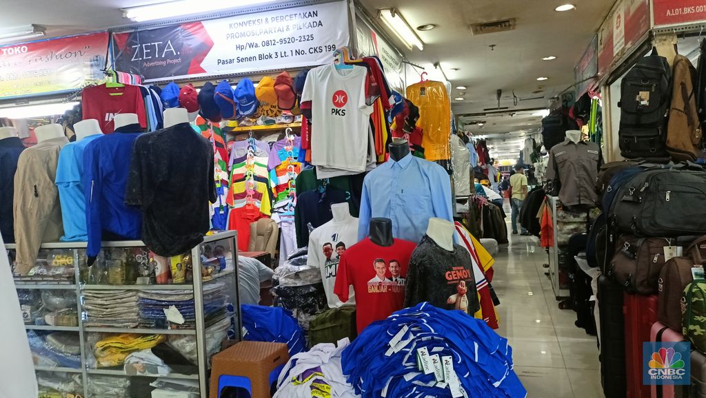 Penjual atribut kampanye di Pasar Senen. (վ/Ferry Sandi)