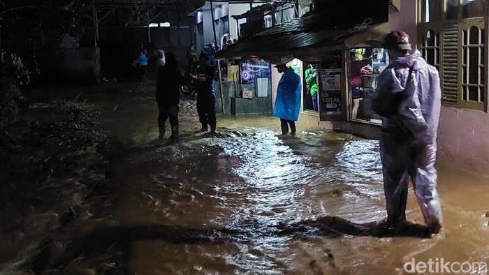 Permukiman Warga Lembang terdampak banjir bercampur lumpur