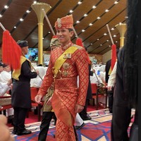 Anak ke-10 Sultan Hassanal Bolkiah itu tampil gagah dengan setelan pengantin tradisional Melayu yang dikenal sebagai sepangadak merah. Sesuai namanya, warna merah mendominasi busana yang terdiri dari kemeja model jas tutup dan celana panjang itu. Sepintas, materialnya menyerupai songket Sumatera. (Foto: Instagram/@tehfirdaus)