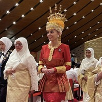 Senada dengan Pangeran Mateen, Anisha Rosnah, yang berlatar belakang keluarga non-darah biru, juga berbalut gaun merah yang dilapisi semacam korset dan peplum. Astro Awani mengabarkan, busana tersebut dirancang oleh desainer Malaysia, Teh Firdaus. Adapun riasannya hasil karya makeup artist Filipina Denise Go Ochoa. (Foto: Instagram/@tehfirdaus)