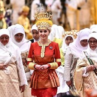 Setelah pertunangan, Royal Wedding berlanjut dengan Berbedak Pengantin Diraja. Untuk tradisi yang telah diwarisi turun-temurun ini, kedua mempelai memakai sepangadak merah. (Foto: Instagram @pelitabrunei)