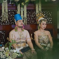 Sementara mempelai pria memakai kain dengan dada terbuka dan topi panjang berwarna hitam yang disebut Kuluk Kanigaran. Foto: Instagram @purapakualaman @humasjogja