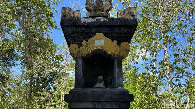 Petilasan Ki Ageng Mangir di Bantul. Ada banyak ditemukan peninggalan berupa arca, lingga yoni, dan batu gilang.