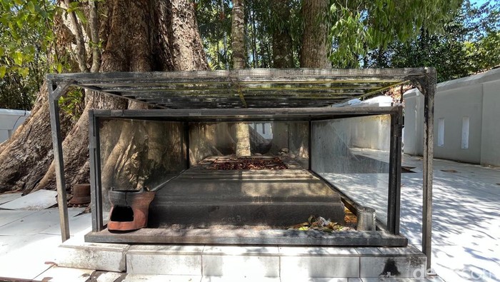 Petilasan Ki Ageng Mangir di Bantul. Ada banyak ditemukan peninggalan berupa arca, lingga yoni, dan batu gilang.
