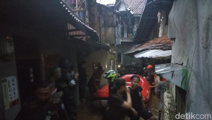 Petugas Diskar PB Kota Bandung dikerahkan untuk mengevakuasi warga terdampak banjir di Braga.