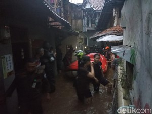 Satu Keluarga Terjebak Banjir di Braga Sudah Dievakuasi