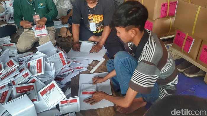 Petugas sortir dan lipat (sorlip) surat suara di Gudang KPU, Kecamatan Katapang