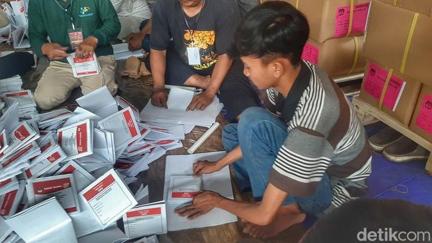 Petugas sortir dan lipat (sorlip) surat suara di Gudang KPU, Kecamatan Katapang