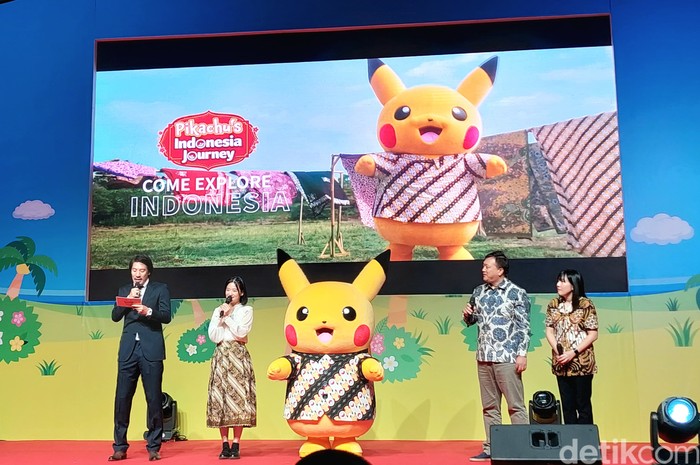 Pikachu berbaju batik dalam peluncuran kegiatan Pikachu Indonesia Journey